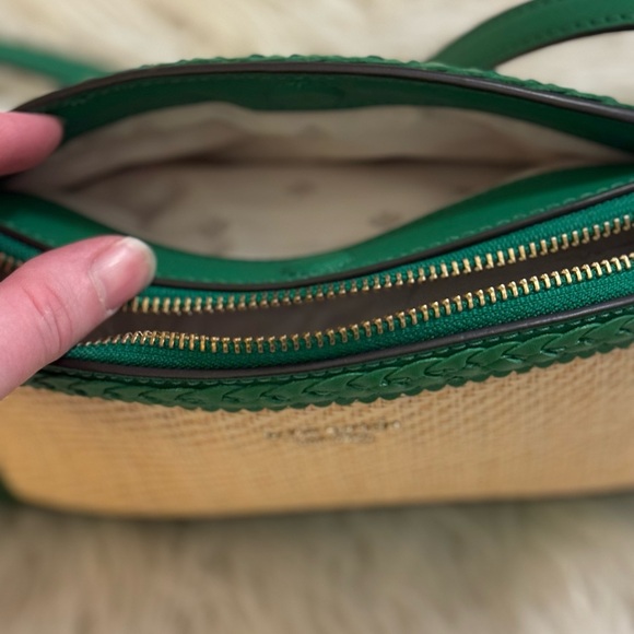 🆕NWT🆕 Kate Spade Straw Dome Crossbody with Green Bean Saffiano Leather Trim!💚 - Picture 4 of 7